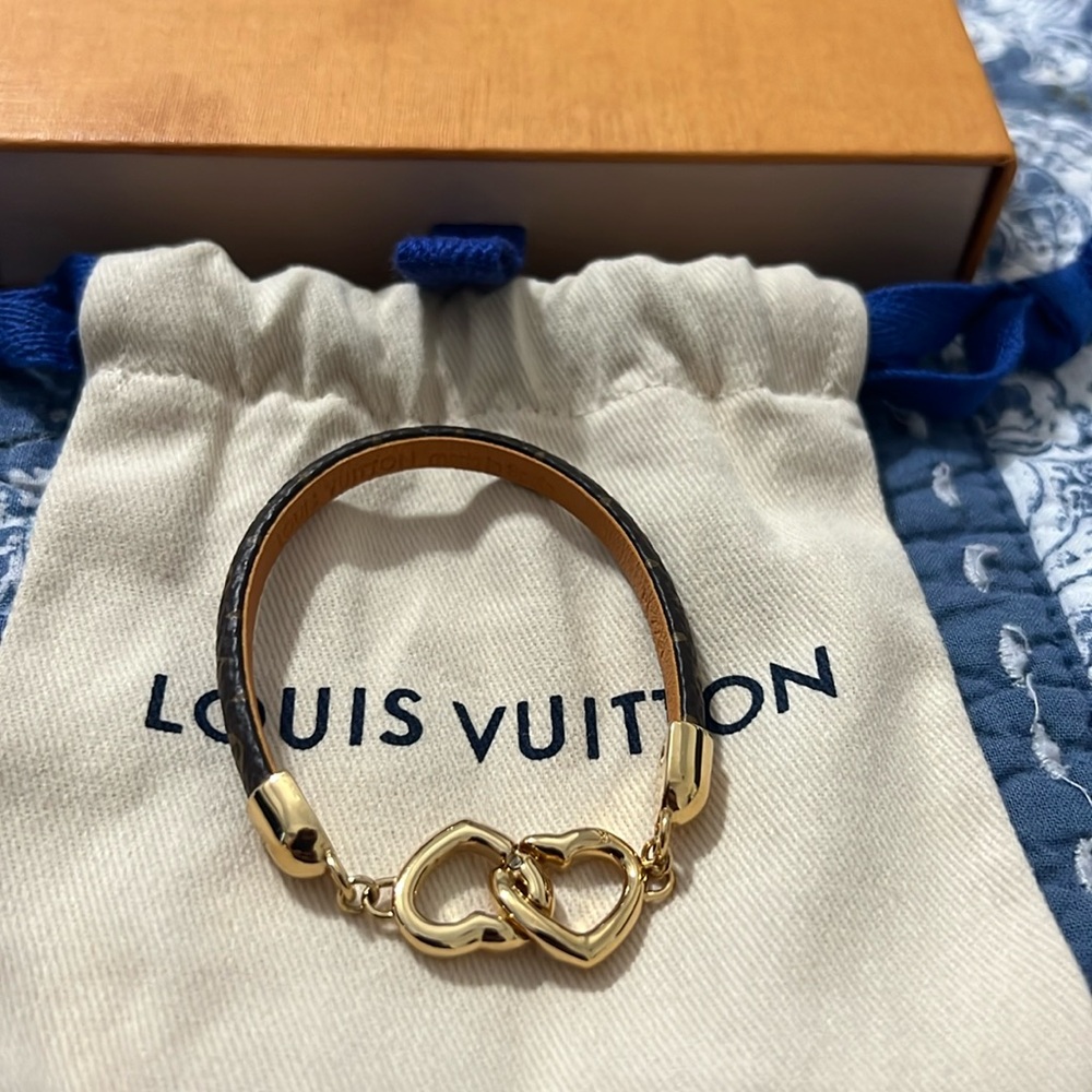 LOUIS VUITTON GOLD DOUBLE HEART MAGNETIC BRACELET